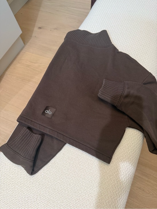 ALO Yoga Tops - ALO Yoga Serenity Brown Cropped Sweatshirt with Ribbed Cuffs